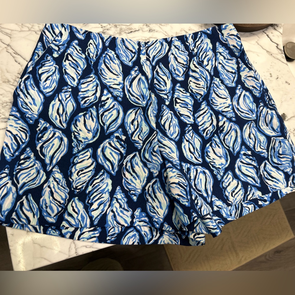 Lilly Pulitzer Blue and White Patterned Women Shorts